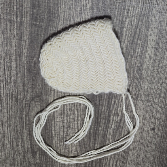 Hand Knit Baby Bonnet - Newborn Photography Prop - 100% Merino Wool Brand New - Picture 3 of 4